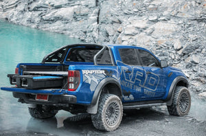 Ford Ranger Raptor blu con un cassetto aperto nel sito Cassone sull'acqua