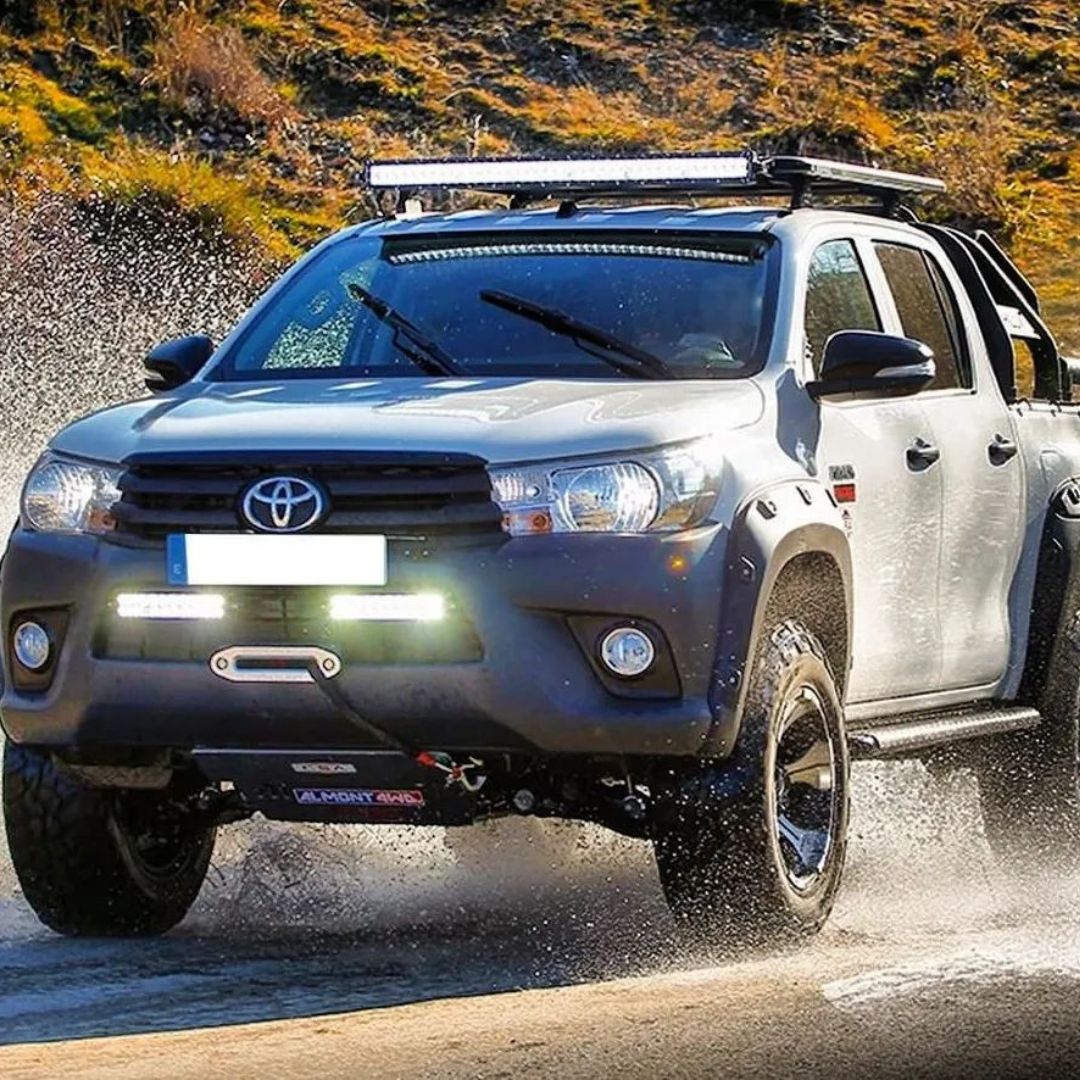 Hilux Revo dotato di LED, Verricelli e protezione inferiore