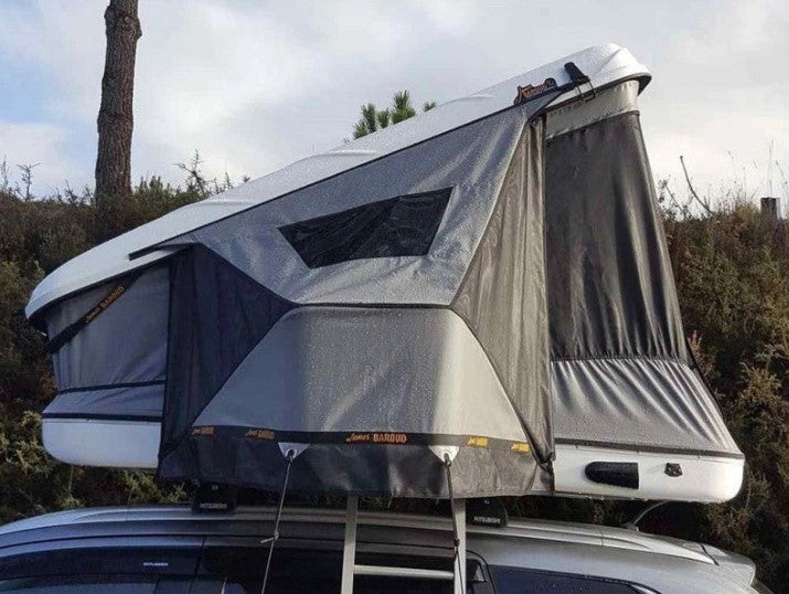 Tenda da tetto james baroud grey aperta su una macchina