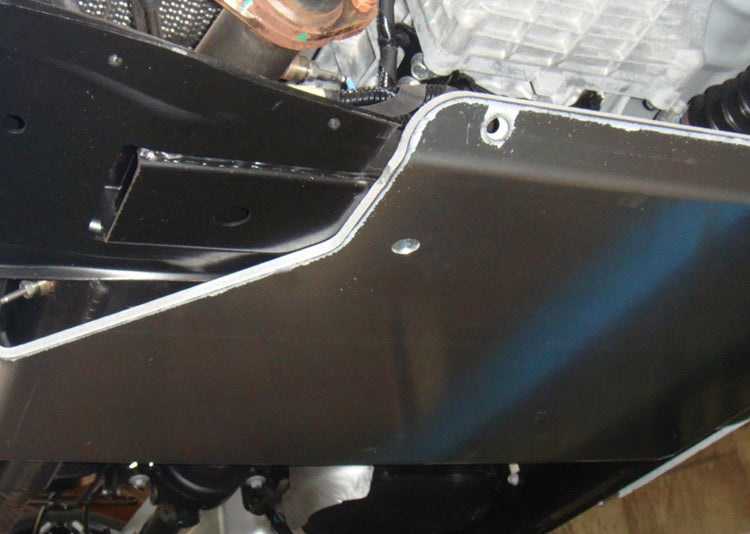 vista del fissaggio di una blindatura in alluminio su un veicolo