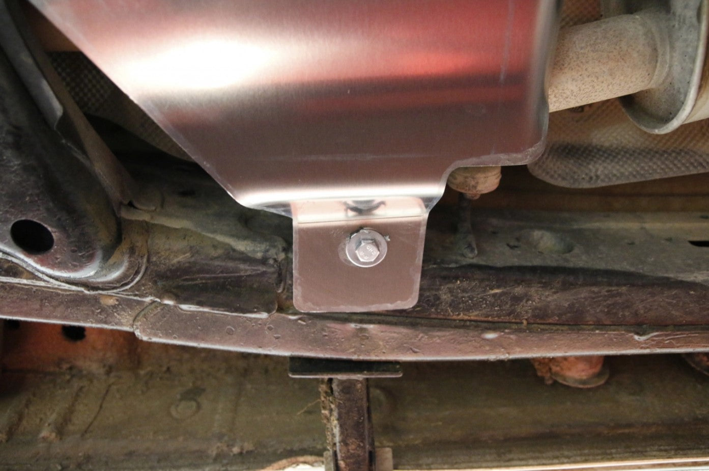 di una protezione in alluminio imbullonata alla parte inferiore del veicolo.