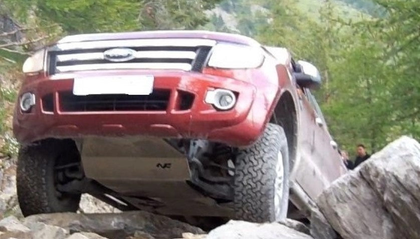 ford ranger rosso su roccia con motore grigio blindato