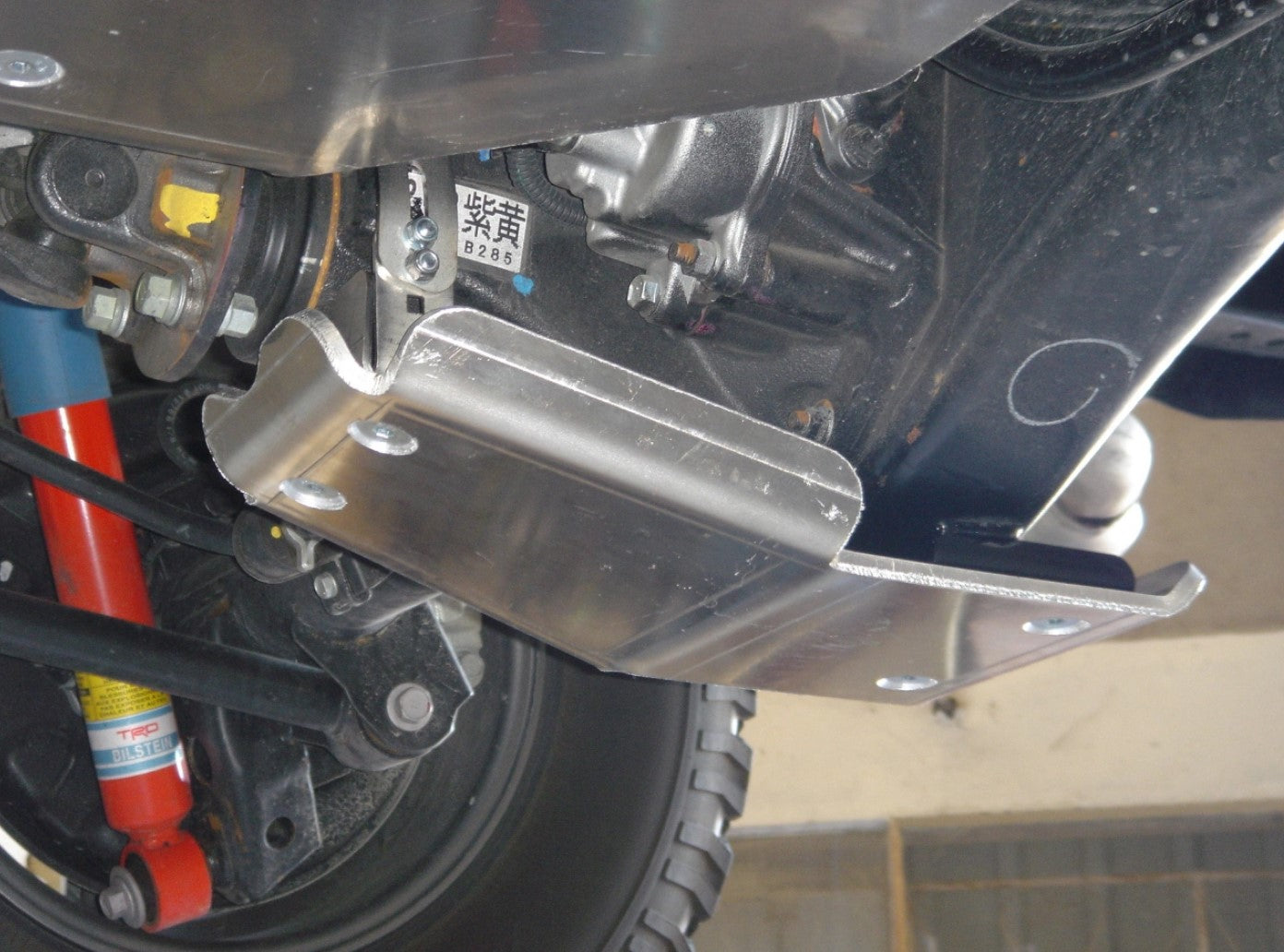 armatura dell'asse posteriore in alluminio fissata sotto un veicolo fuoristrada