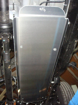 armatura in alluminio con il logo N4 fissata alla parte inferiore di un veicolo 4x4