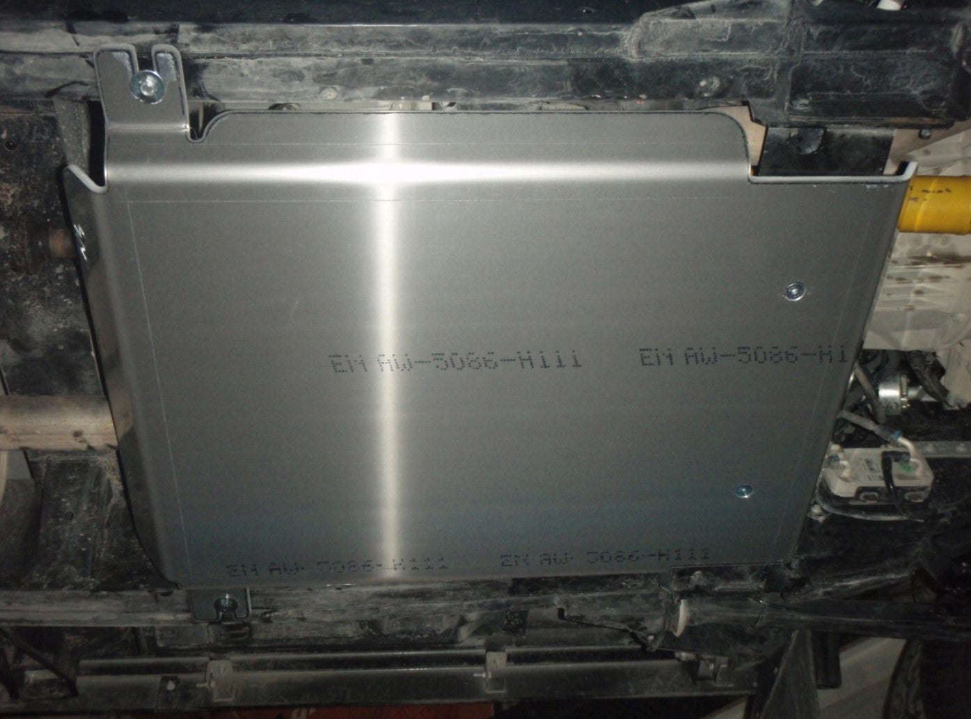 armatura in alluminio fissata alla parte inferiore di un veicolo con scritta