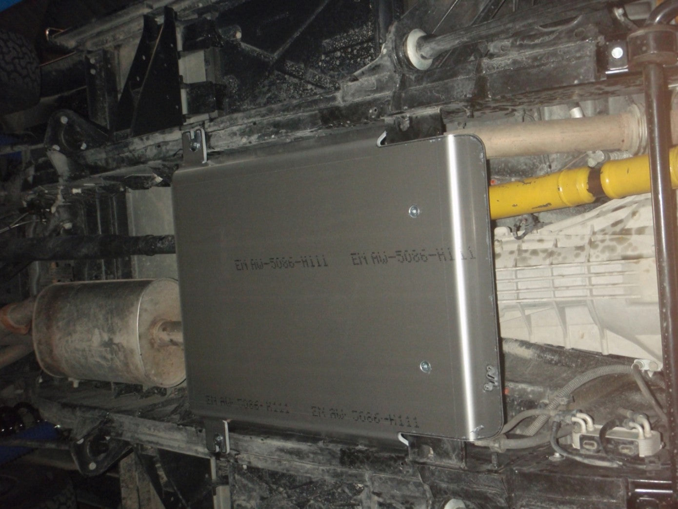 schermatura in alluminio fissata sotto un veicolo sporco per il cassone di trasferimento