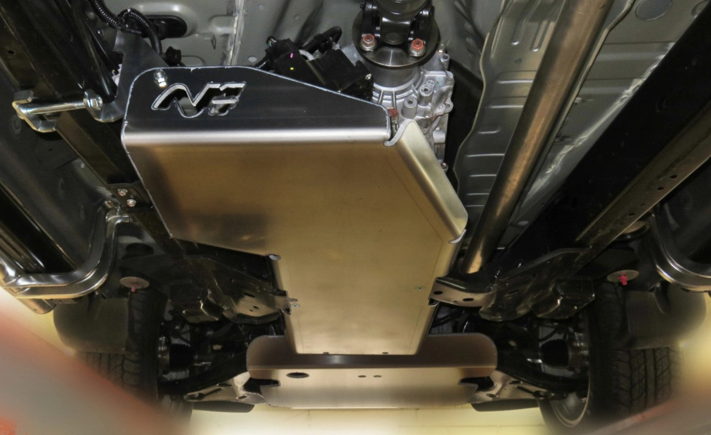 N4 protezione offroad in alluminio montata sotto il veicolo a livello del cambio