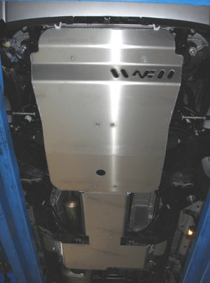 sci protettivo in alluminio fissato alla parte inferiore di un veicolo