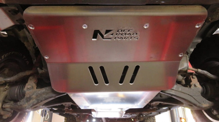 N4 offroad inciso su una piastra in alluminio per proteggere la parte inferiore del veicolo