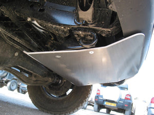 vista di un veicolo dal basso con una piastra di alluminio per proteggere la parte anteriore