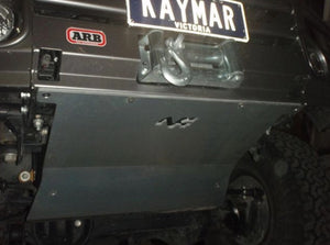 Piastra di protezione in alluminio N4 imbullonata alla parte inferiore del veicolo