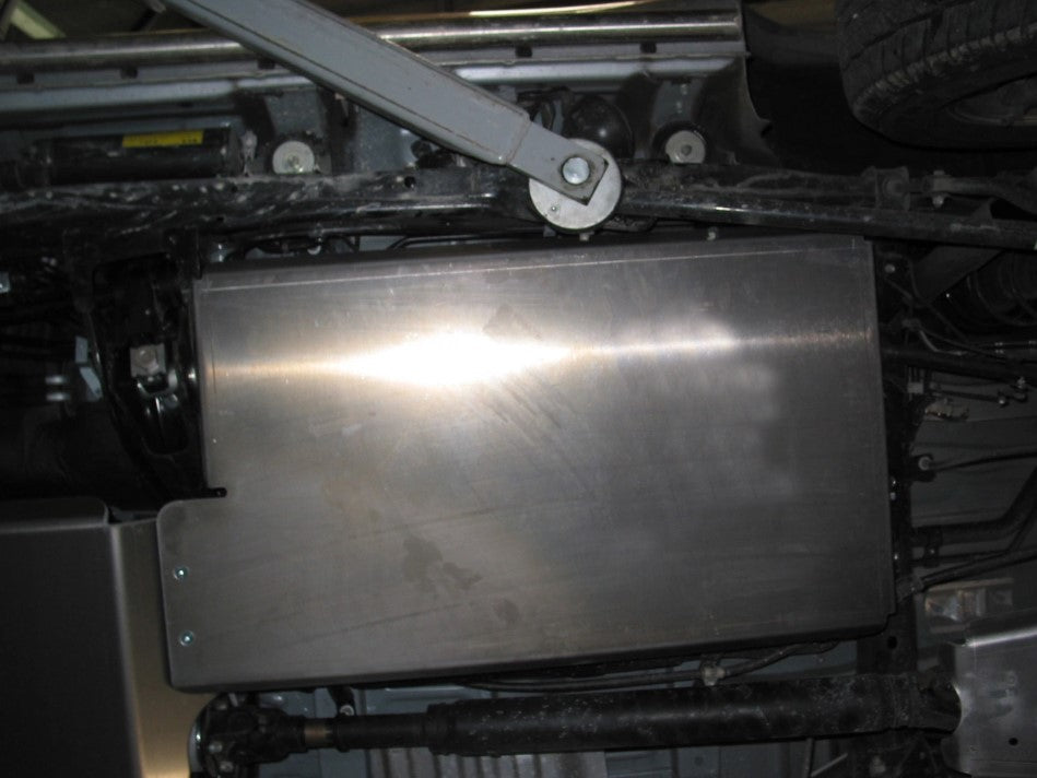 protezione del serbatoio in metallo sotto un veicolo