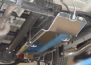 scudo per serbatoio in alluminio fissato sotto un veicolo