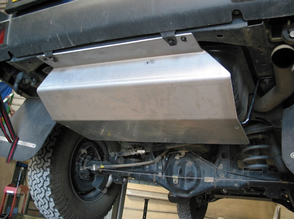 protezione del motore in alluminio fissata alla parte inferiore del veicolo
