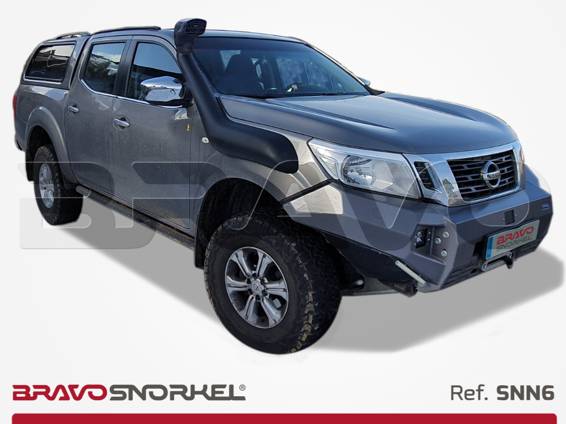 nissan navara blu presentato su uno sfondo bianco con una bravo snorkel