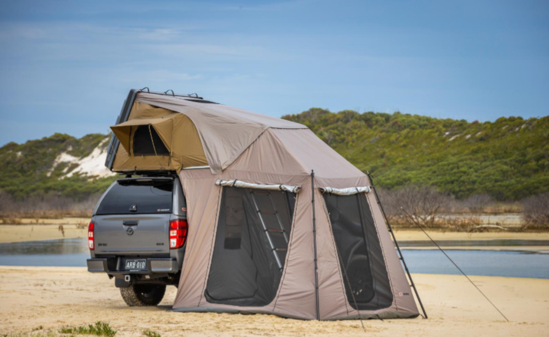 Veicolo 4X4 equipaggiato con una tenda da tetto e un tender