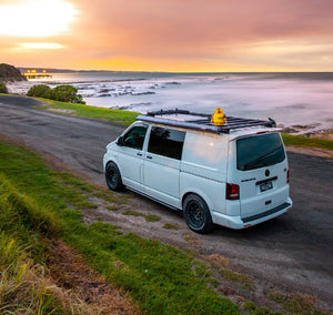 Volkswagen Transporter bianco davanti al mare