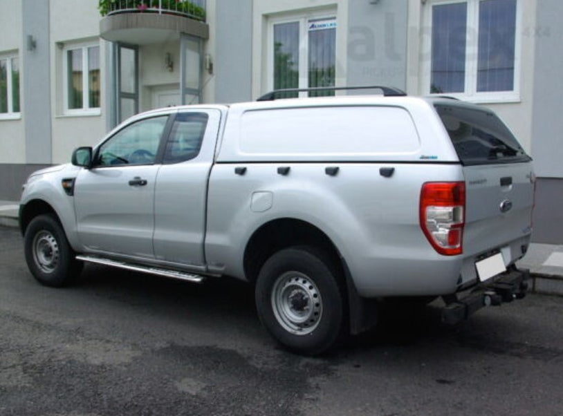 pick-up grigio parcheggiato extra cabinato con un hardtop su di esso