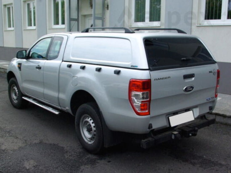 vista posteriore di un ford ranger parcheggiato con un hardtop grigio