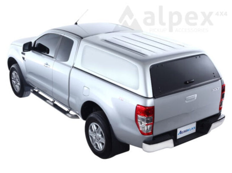 pick-up non marcato grigio su sfondo bianco con hardtop