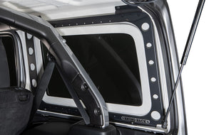 interno di una jeep con telaio nero di rinforzo