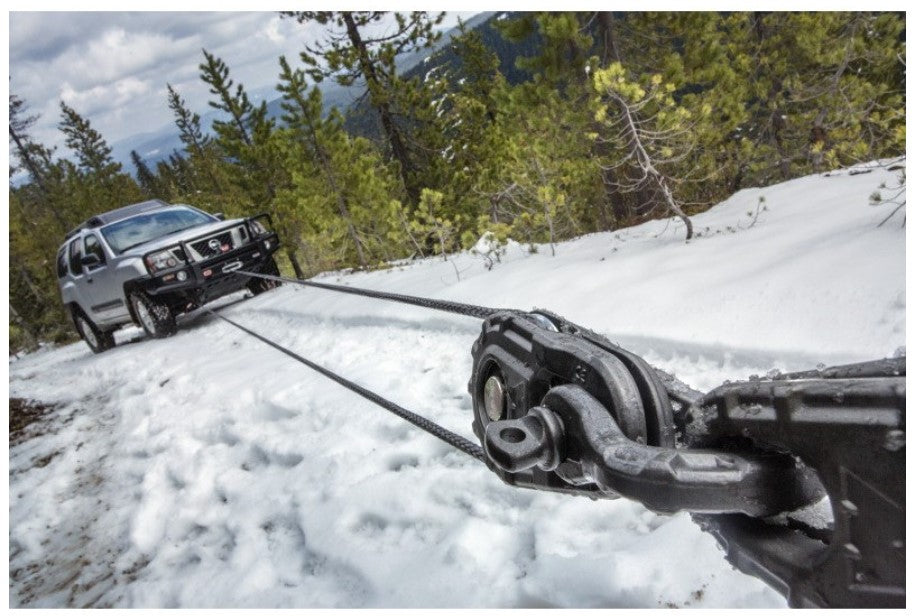 Nissan nella neve trainata da un Verricelli attaccato a un grillo warn