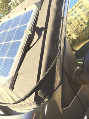 Vista frontale di un veicolo con copertura solare del parabrezza