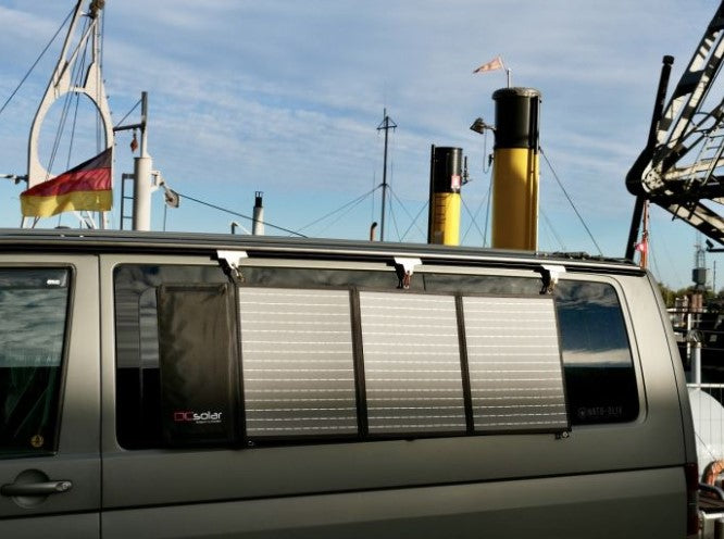 vista ravvicinata del lunotto di un volkswagen transporter con un pannello solare solara