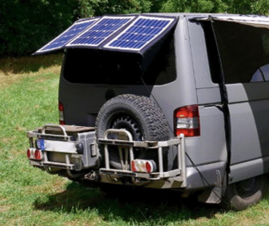 vista posteriore di un trasportatore di erba con porta-ruote posteriore e pannello solare