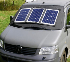 pannello solare sul parabrezza di un Volkswagen Transporter T5