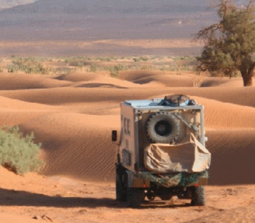 Veicolo attrezzato per viaggiare nel deserto