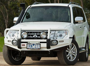 Mitsubishi Pajero bianco con paraurti ARB in acciaio