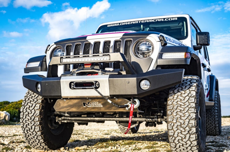 Jeep wrangler in un paesaggio roccioso dotata di paraurti