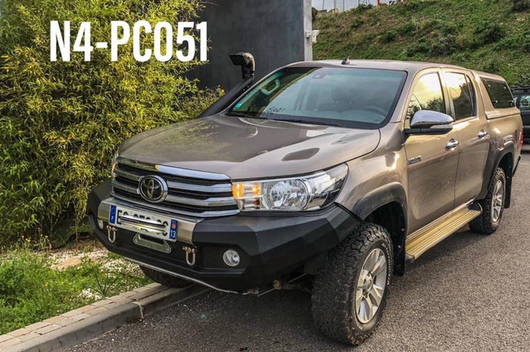 Toyota Hilux parcheggiata con uno snorkel e un PC in acciaio