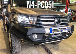 Toyota Hilux marrone parcheggiata con uno snorkel e un PC in acciaio