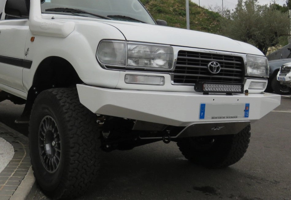 land cruiser 80 bianco con paraurti dello stesso colore sul parcheggio