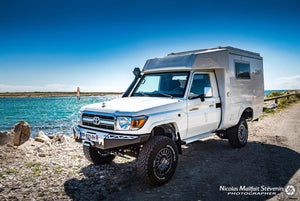 Land Cruiser davanti al mare equipaggiato con una cellula aerea