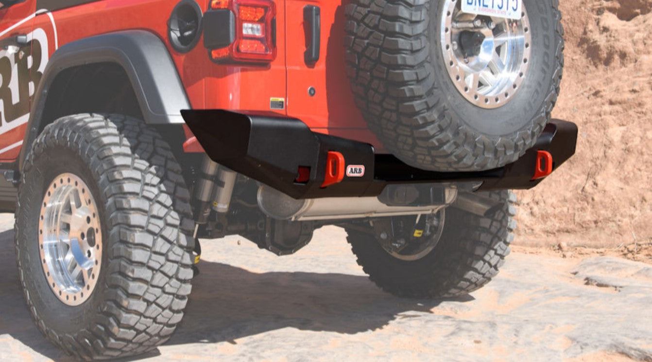 posteriore jeep wrangler rosso con paraurti ARB