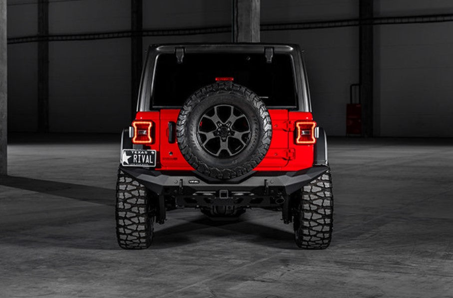 vista posteriore di una jeep rossa con il resto in nero