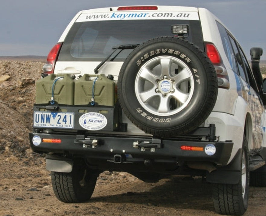 Posteriore di una Nissan con paraurti e porta ruote