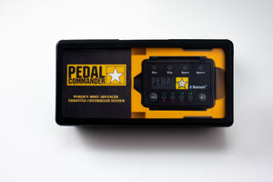 confezione nera e gialla di Pedal Commander con scatola interna