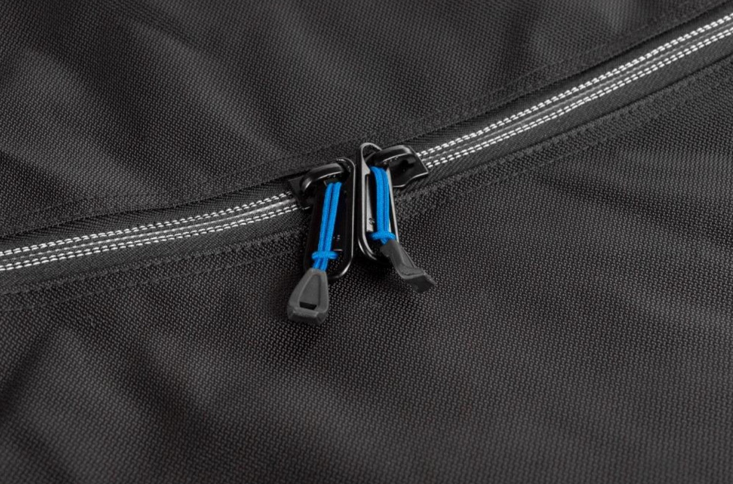 chiusura a zip con cordino blu su tessuto nero