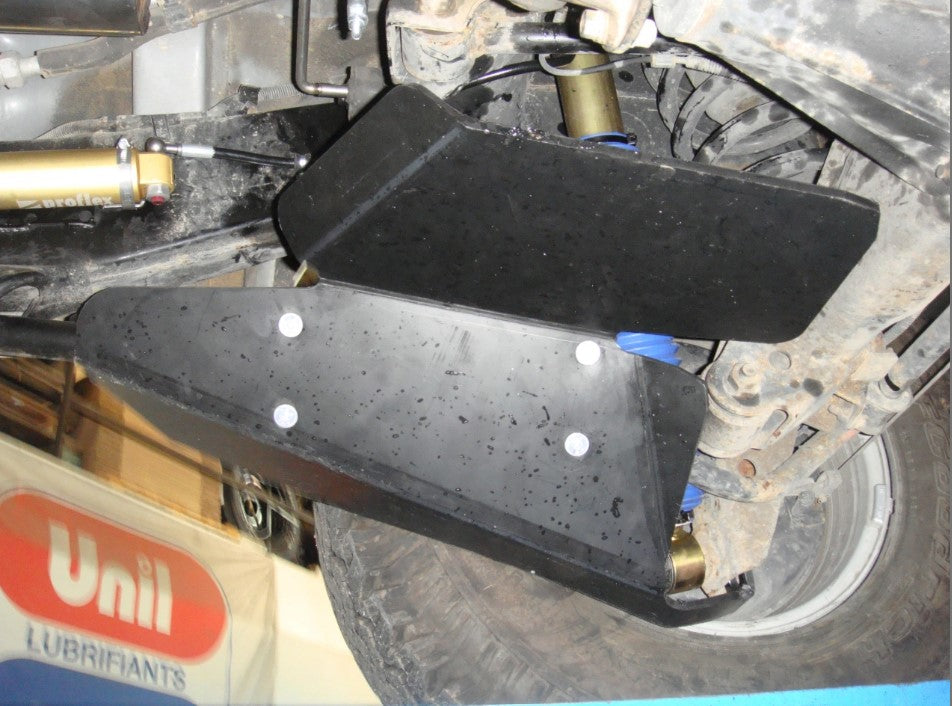 protezione nera dell'ammortizzatore fissata sotto il veicolo per limitarne la rottura