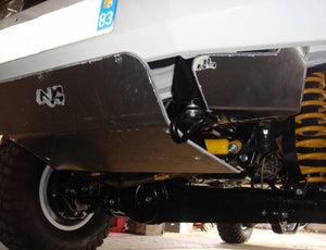 Vista frontale di un veicolo con paraurti bianco e due armature inferiori