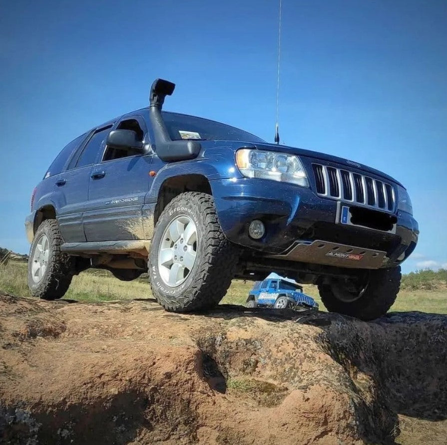 Jeep Grand Cherokee WJ/WH blu su roccia con protezione Almont