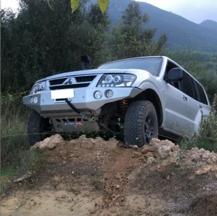 Mitsubishi Pajero 2007+ nel terreno con protezione frontale