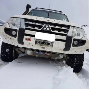 Pajero bianco sulla neve con paraurti arb e protezione motore