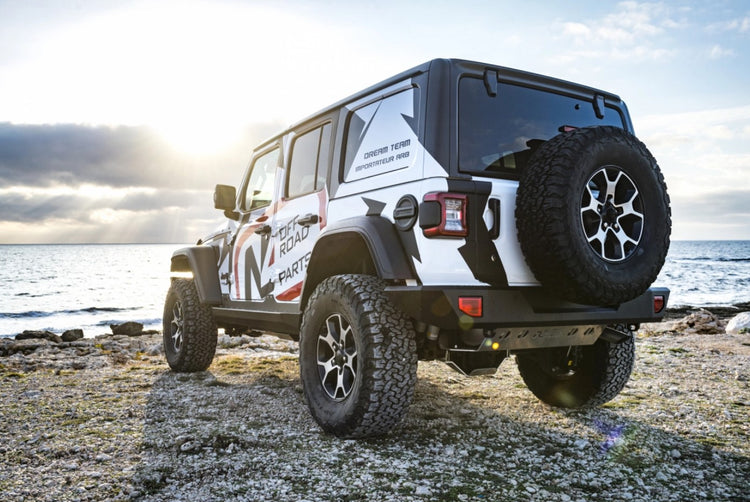 Jeep wrangler JL parcheggiata sulla roccia di fronte al mare