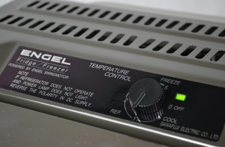 controllo della temperatura sul cruscotto di un frigorifero engel grigio
