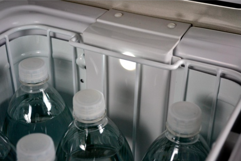 all'interno di un frigorifero engel con bottiglie d'acqua